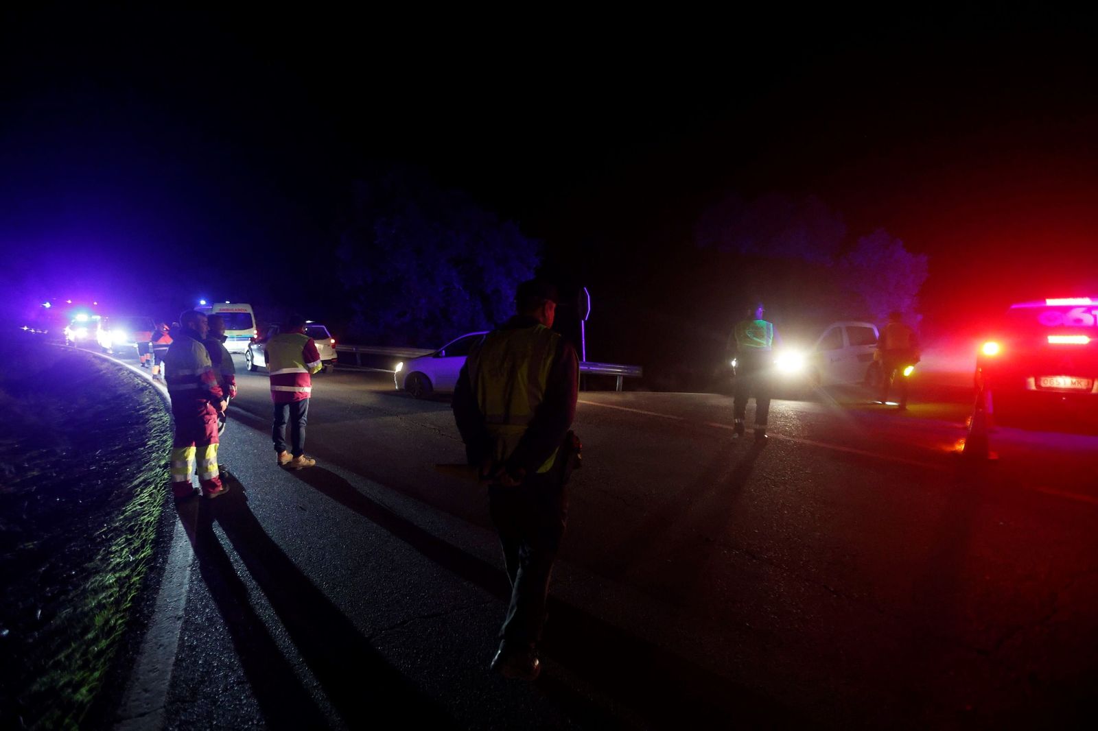 Las imágenes de los vehículos de emergencias evacuando a los pasajeros del descarrilamiento en Adamuz
