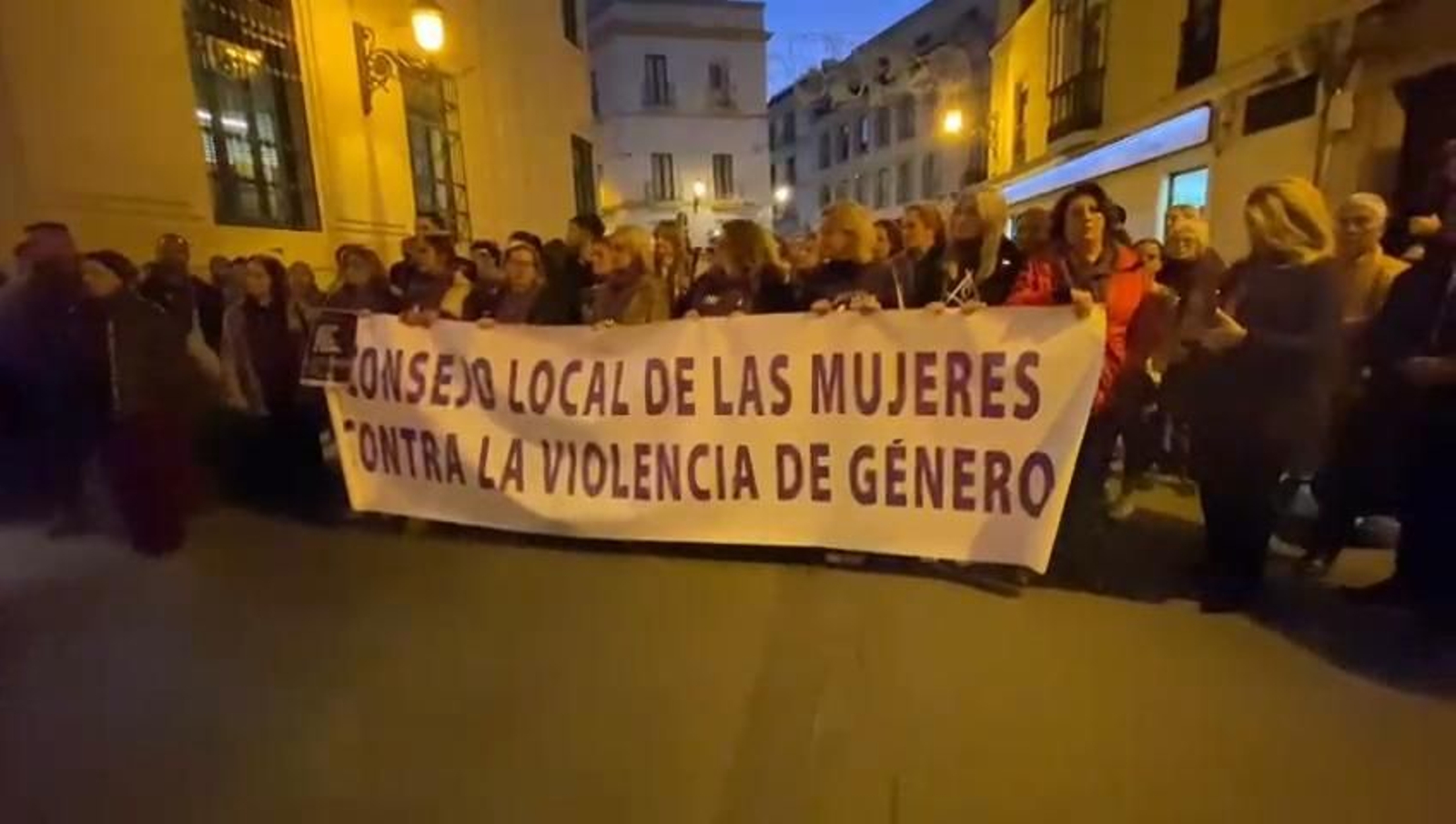 Lectura de un poema durante la manifestación contra la violencia machista en Jerez. Lectura de un poema durante la manifestación contra la violencia machista en Jerez.