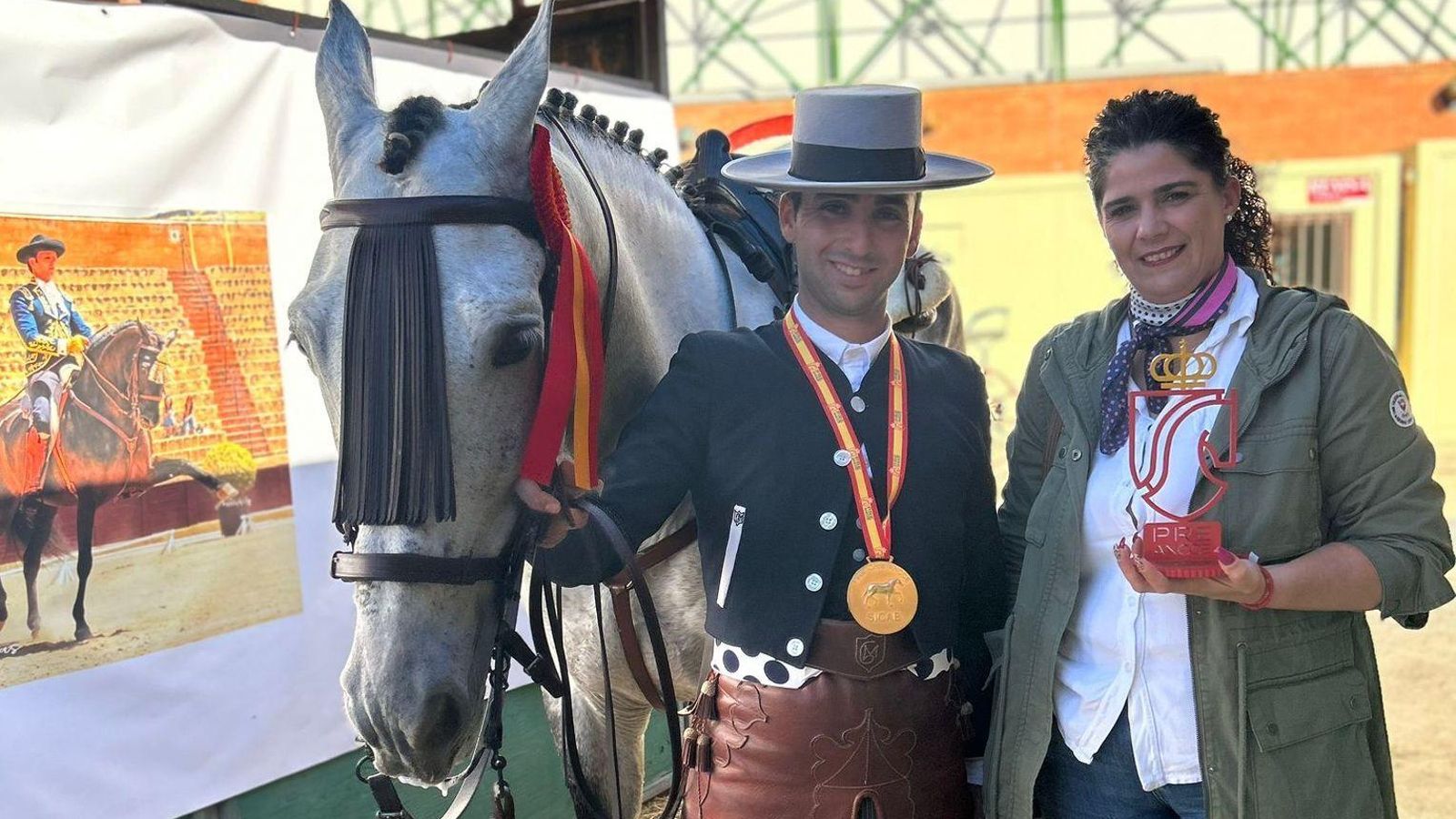 Con su caballo Huelveño y su premio