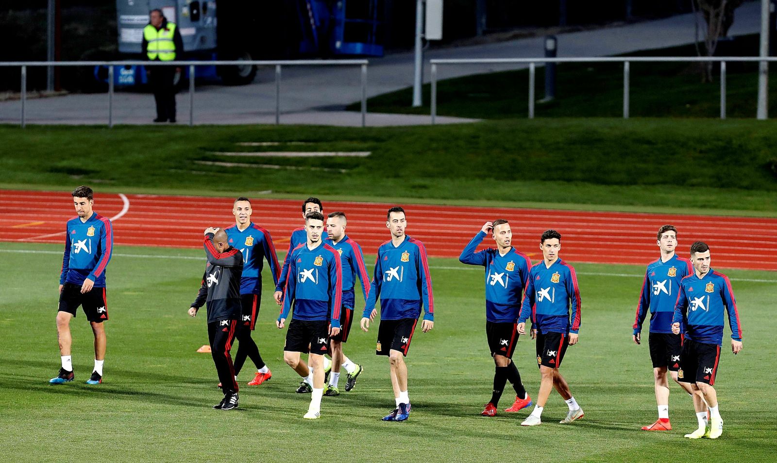 Canales entre Busquets y Jesús Navas en el entrenamiento.