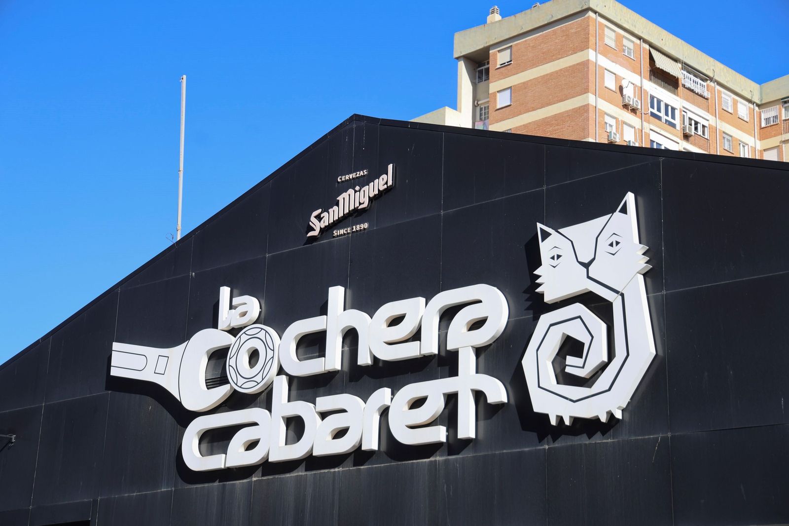 La fachada de la Cochera Cabaret