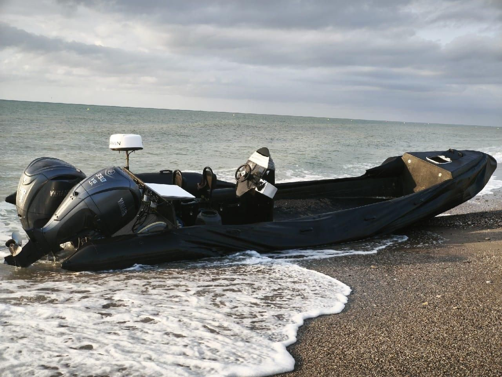 Una narcolancha en la costa de Almería.