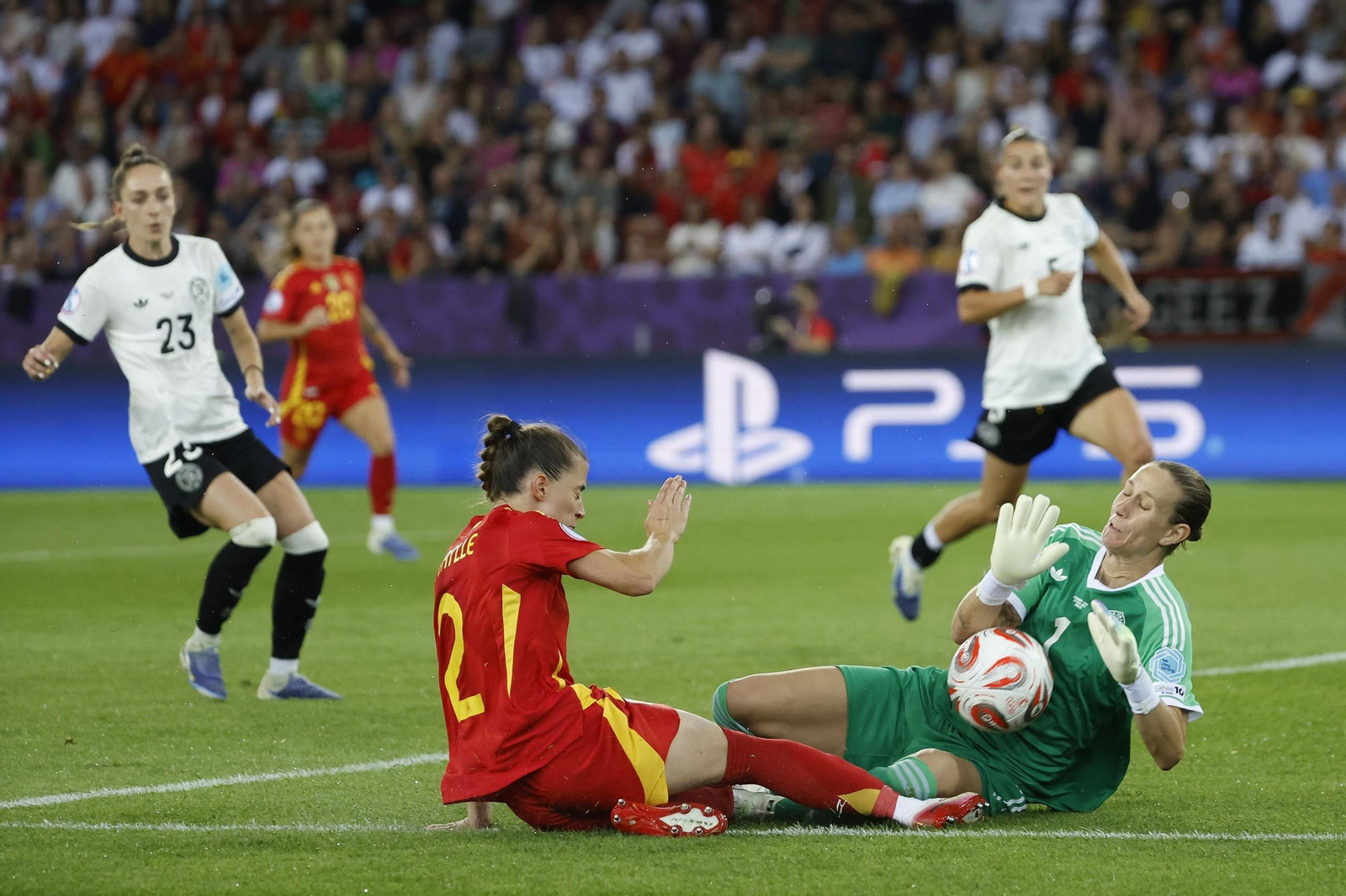 Las mejores imágenes de la semifinal Alemania-España de la Eurocopa femenina