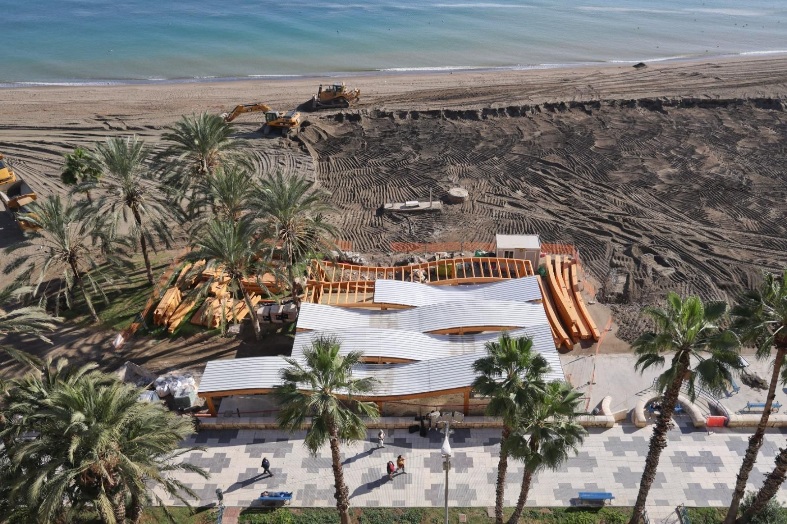 El chiringuito Sicsu, en construcción, junto a La Malagueta.