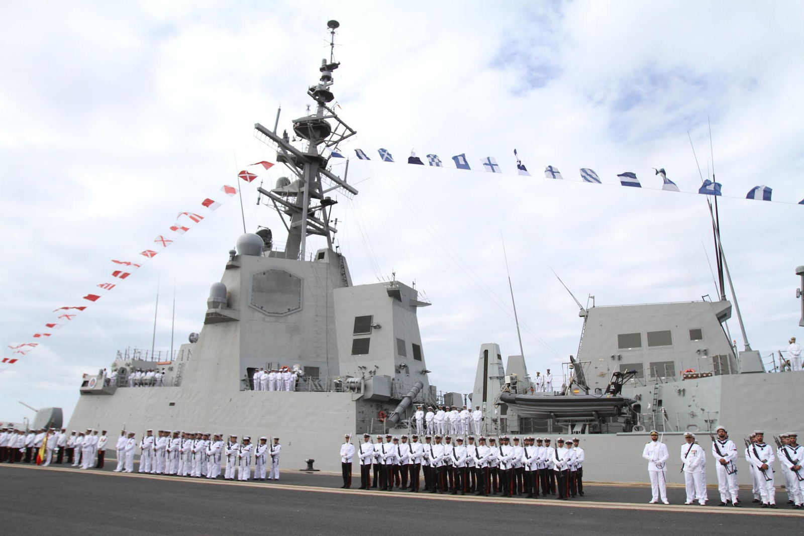 Entrega de la bandera de combate a la fragata Cristobal Colón