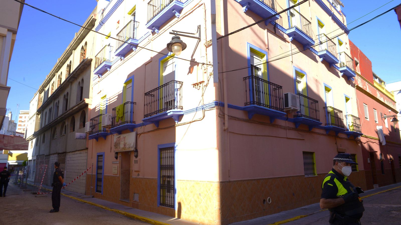 Agentes de la Policía Local y Nacional, en el exterior de la pensión Zagora, el jueves.