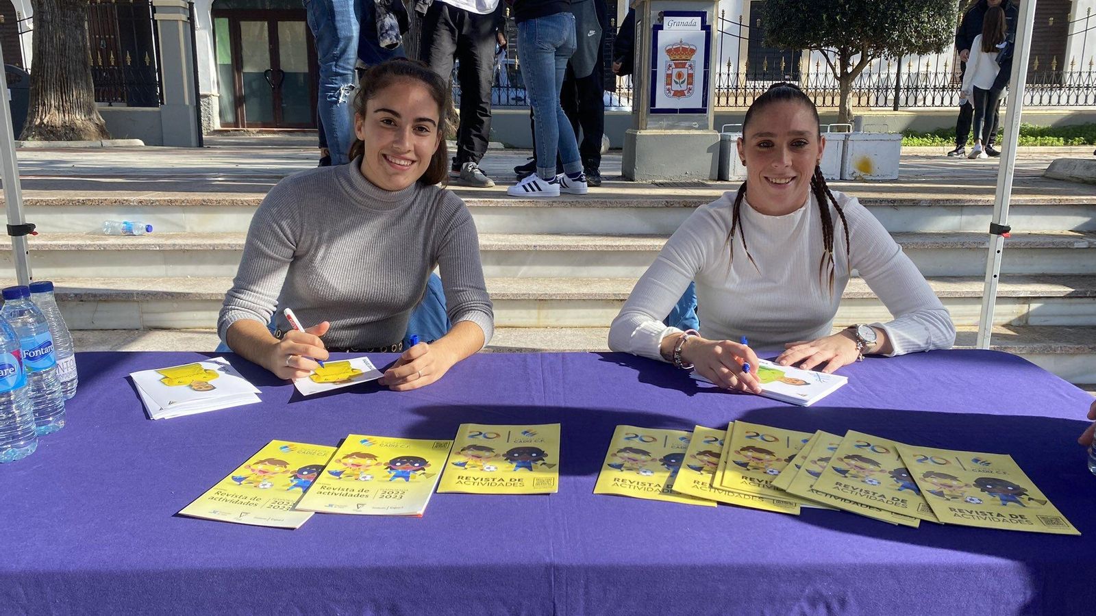Raquel criado y Mar Cabrera firman autógrafos en la Fan Zone de Chipiona. Raquel criado y Mar Cabrera firman autógrafos en la Fan Zone de Chipiona.