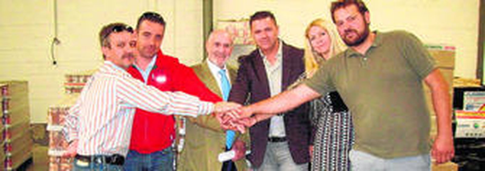 Juan Antonio Delgado, en el centro, con Estrella Domínguez y miembros de la ONG sevillana Punto de Recogida.