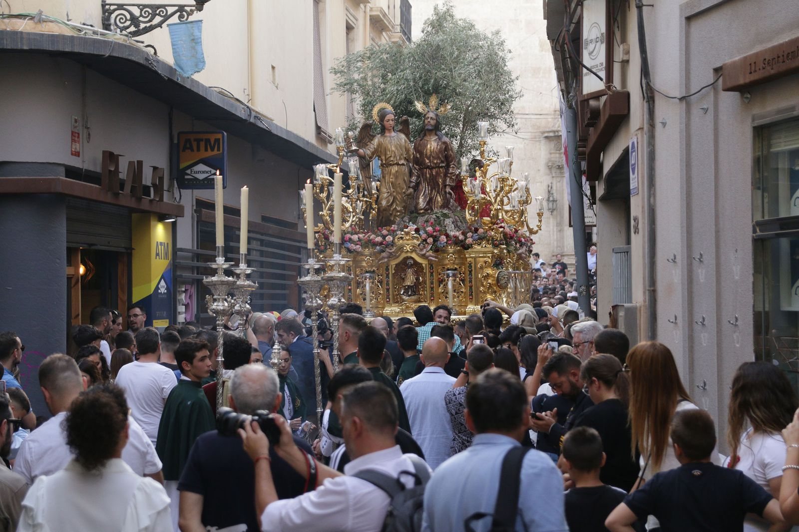 Cientos de personas observan el paso de la Oración en el Huerto.