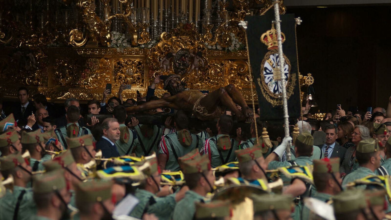 Legionarios durante el traslado del Cristo de la Buena Muerte en 2019.