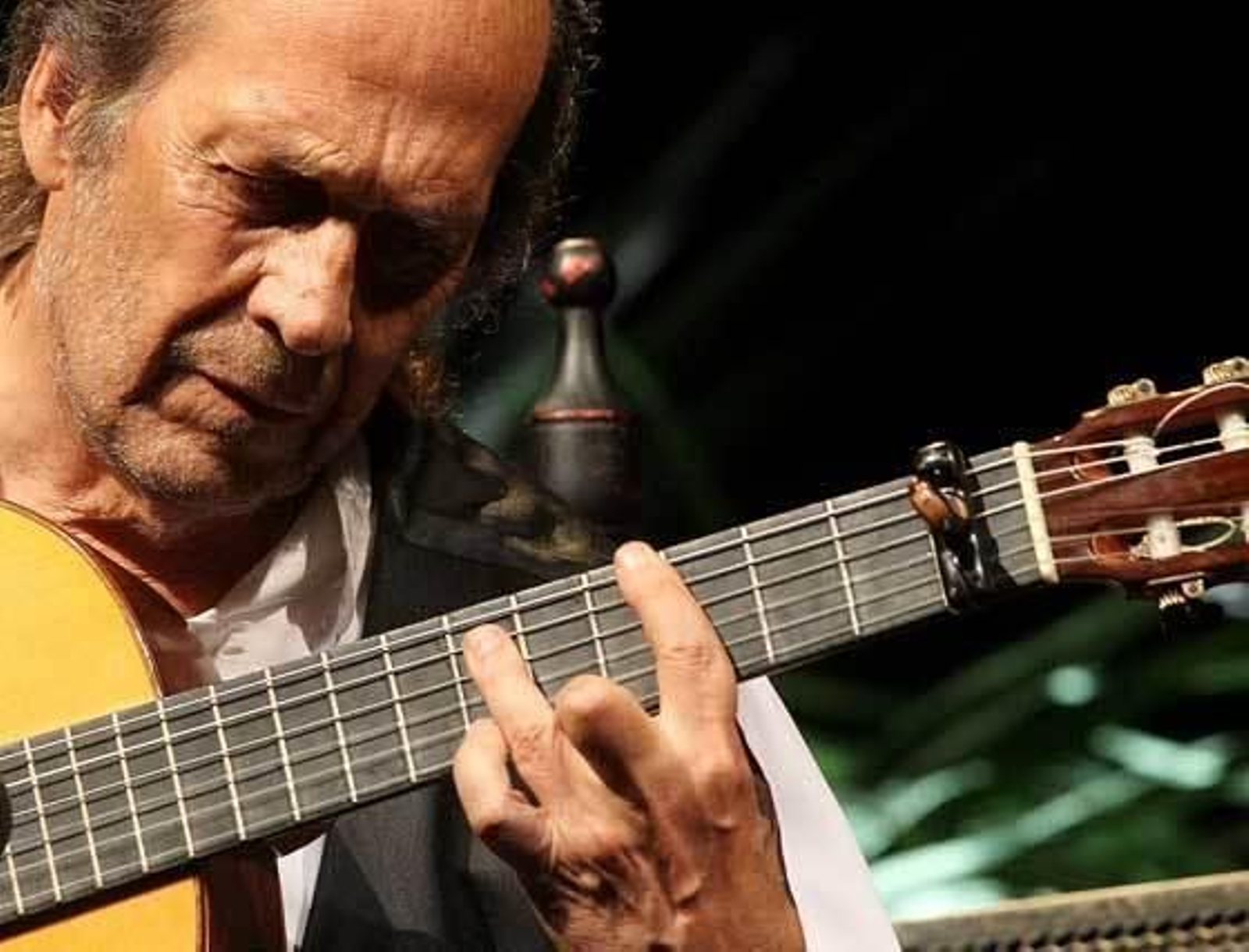Primer plano de Paco de Lucía, en un momento del esperado concierto en la plaza de toros, en la noche del pasado lunes.  Foto: Miguel Angel Gonzalez