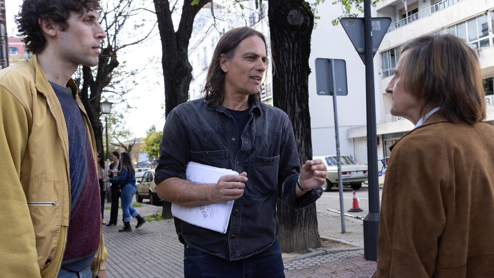 Rafael Cobos da indicaciones a Cristalino y Antonio Estrada antes de grabar una escena.