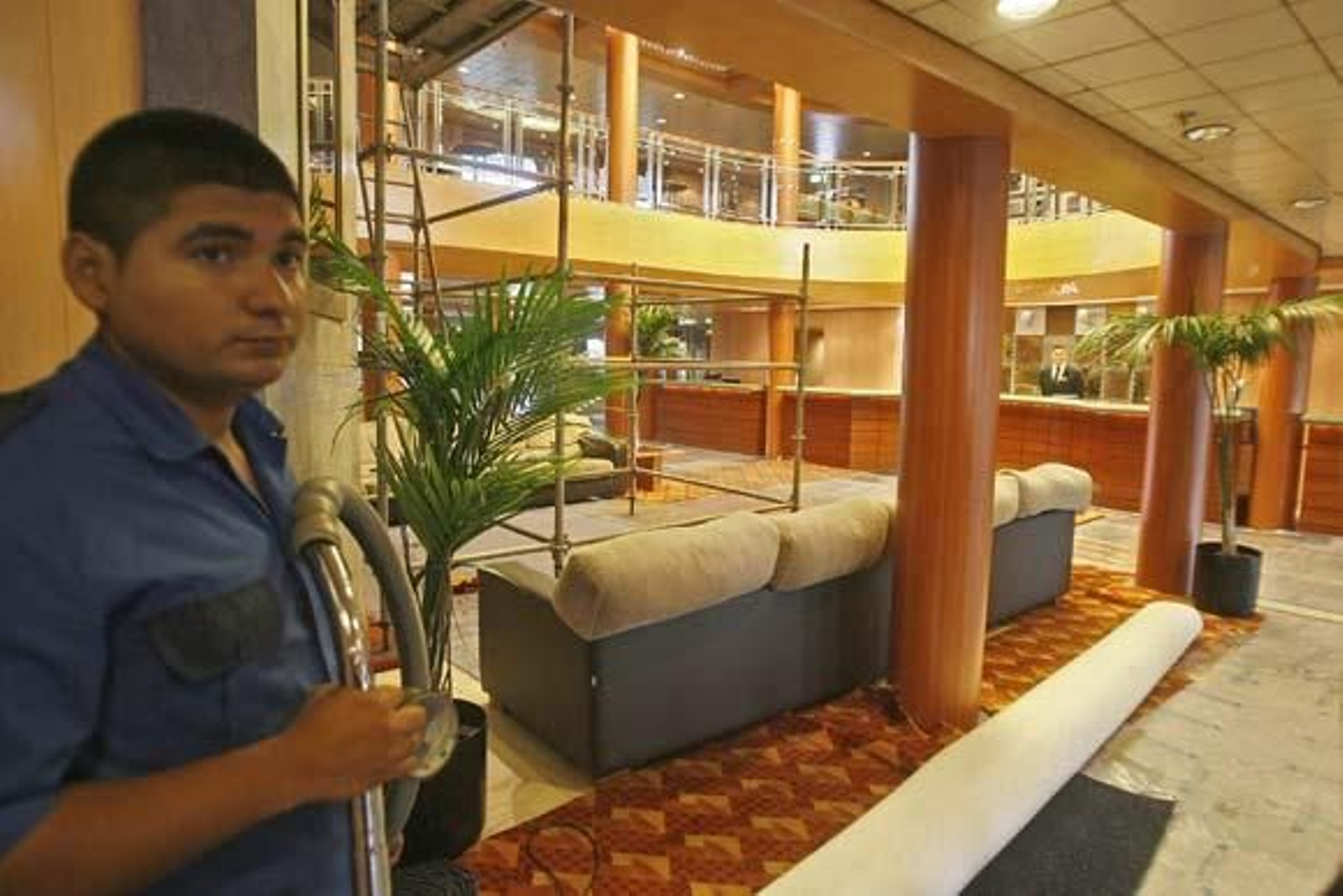 Más de 200 operarios de Navantia participan en la revisión del buque de Iberocruceros

Foto: Joaquin Pino