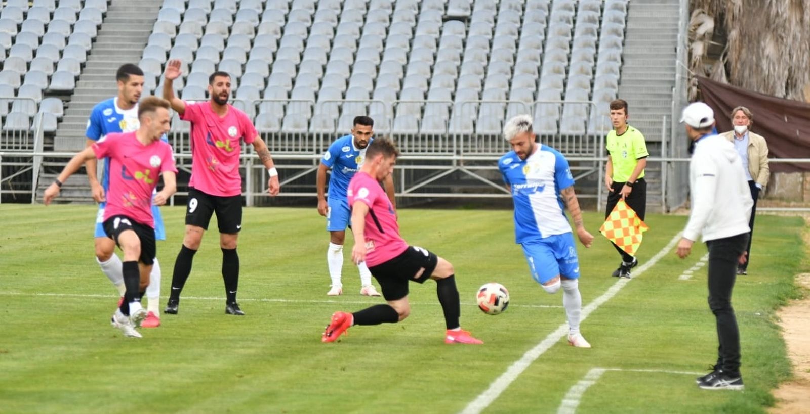 Marcos Pérez intenta evitar el avance de un jugador del Xerez CD.