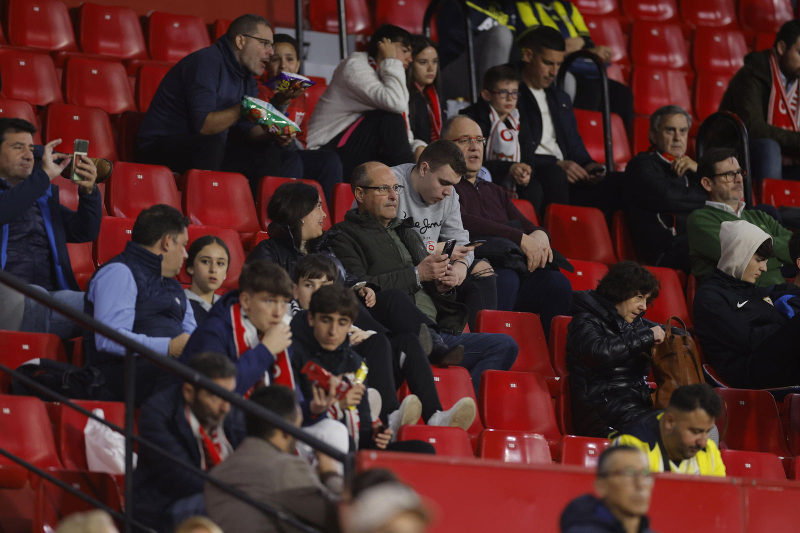 Búscate en las fotos del Sevilla-Fenerbahçe,