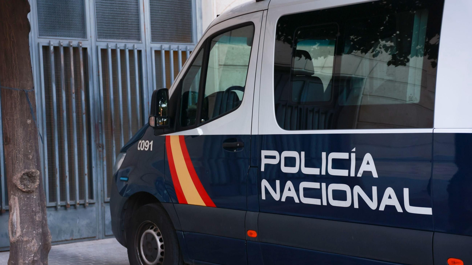 Un furgón de la Policía Nacional, en los juzgados del Prado.