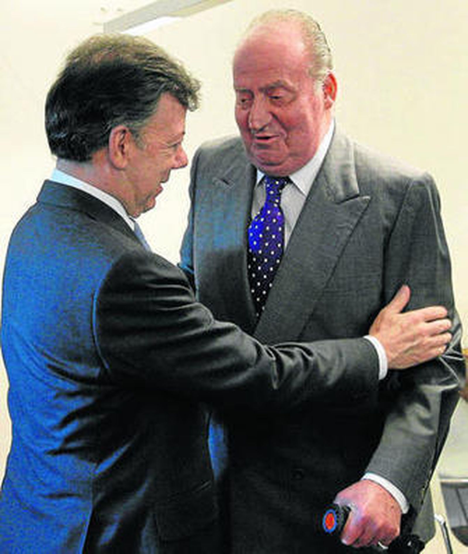 El presidente colombiano, Juan Manuel Santos, que tiene cáncer, saluda al Rey de España.