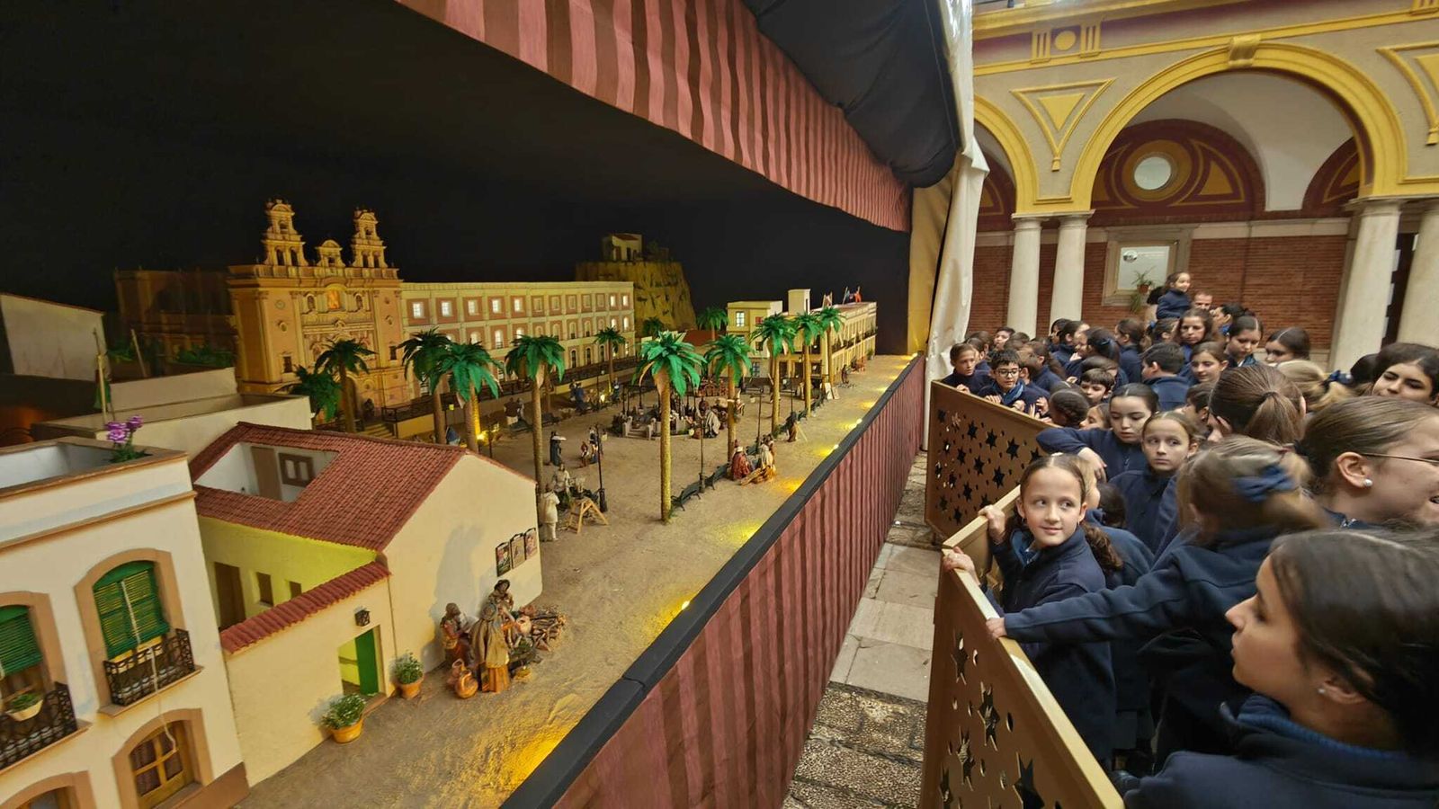 Alumnos del María Inmaculada miran el belén.