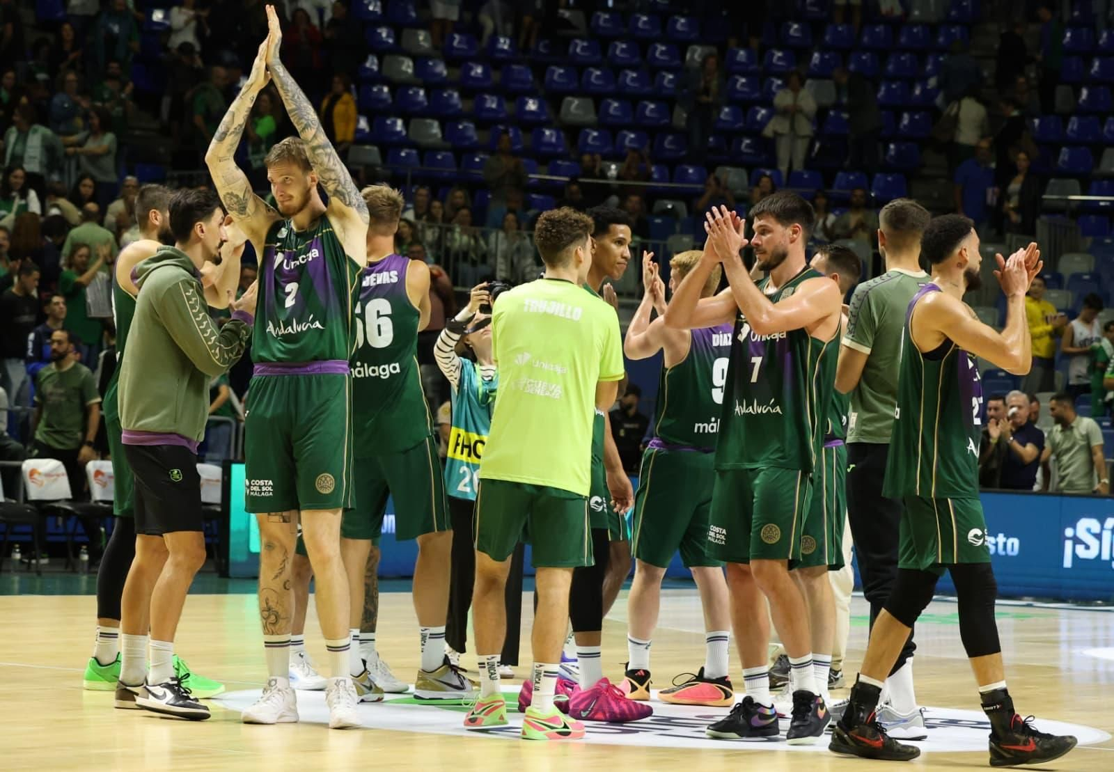 Los jugadores del Unicaja saludan al final.