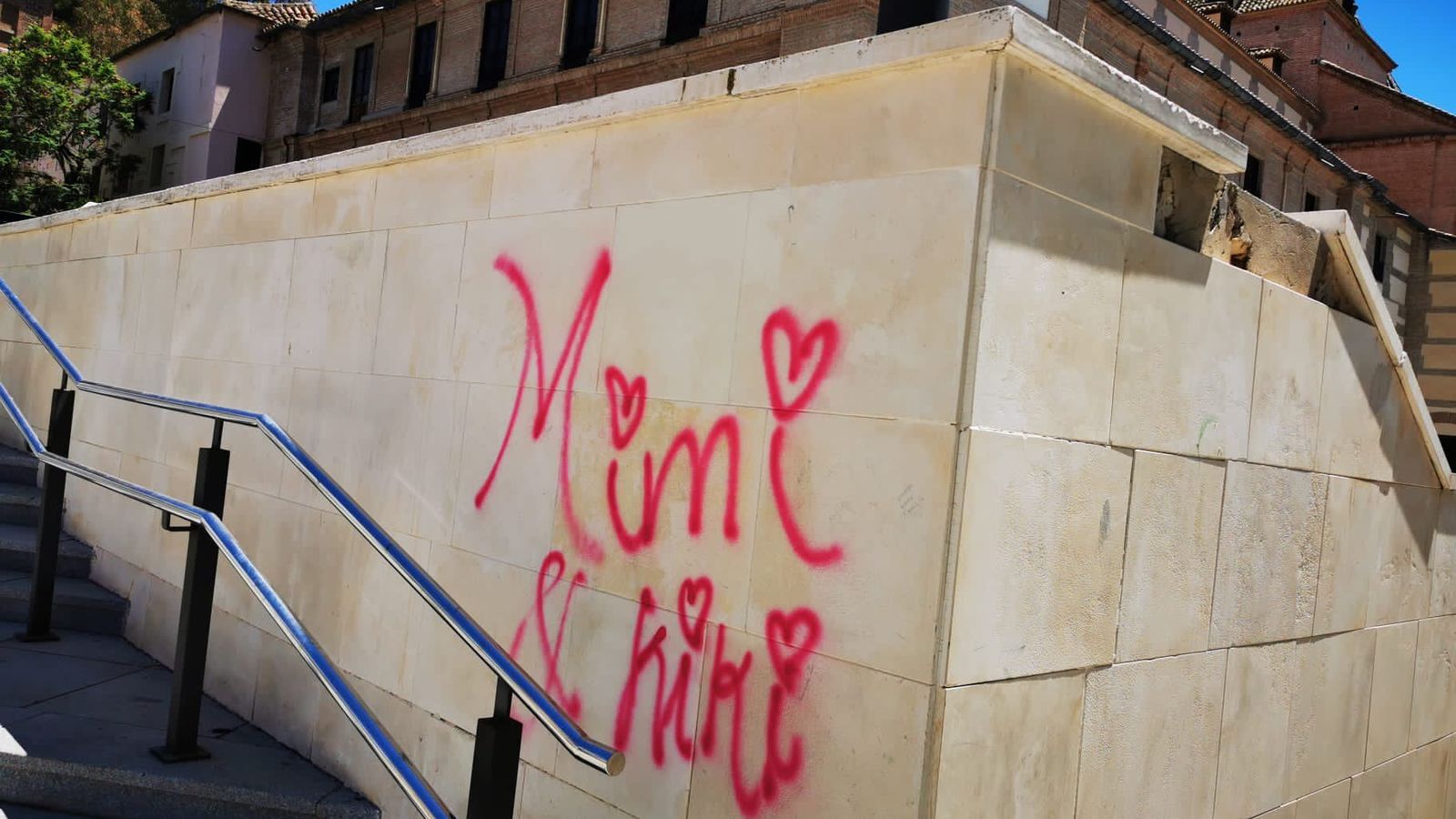 Grafiti en el muro que ya ha sido retirado