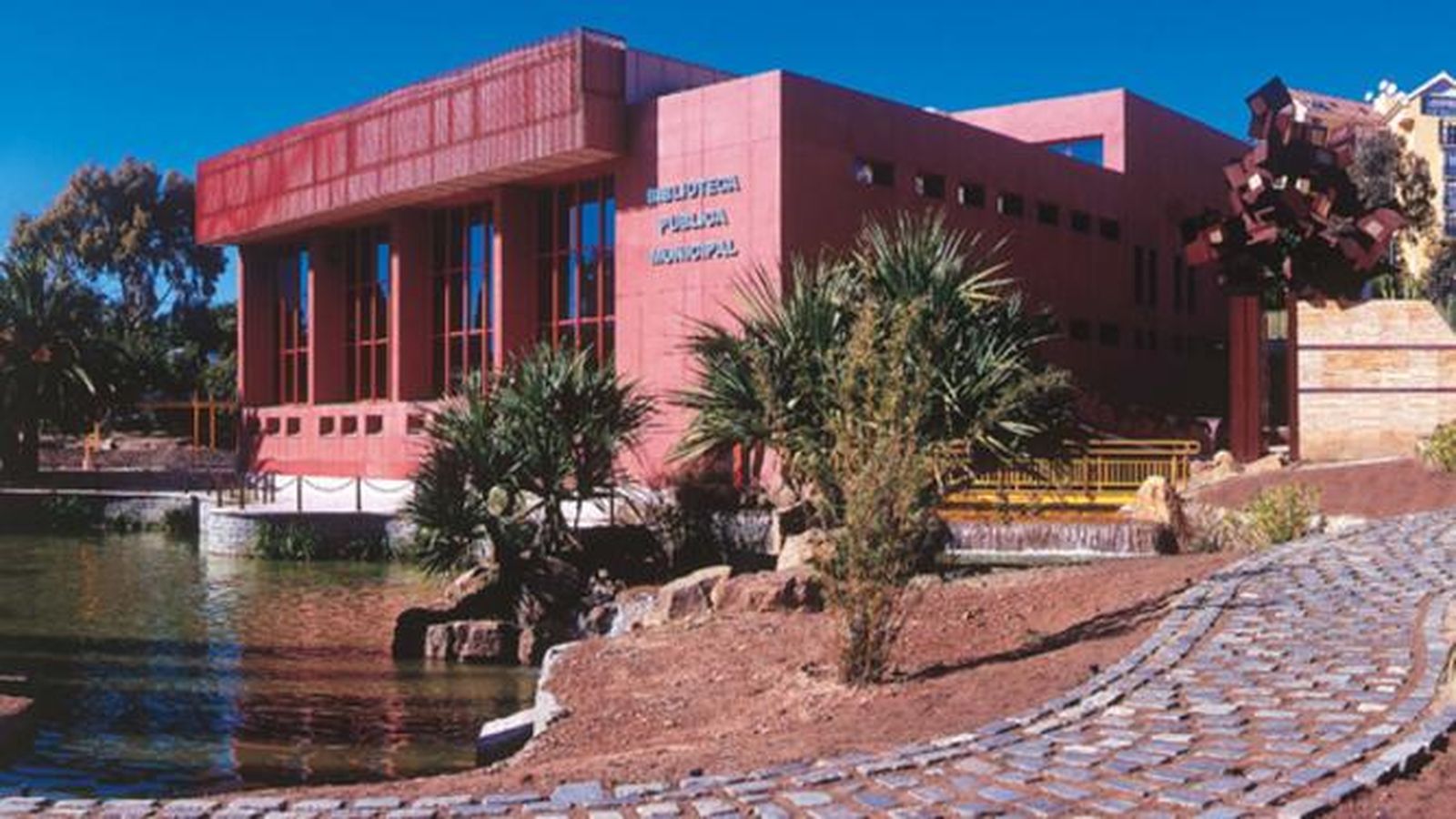 La Biblioteca pública de Arroyo de la Miel.