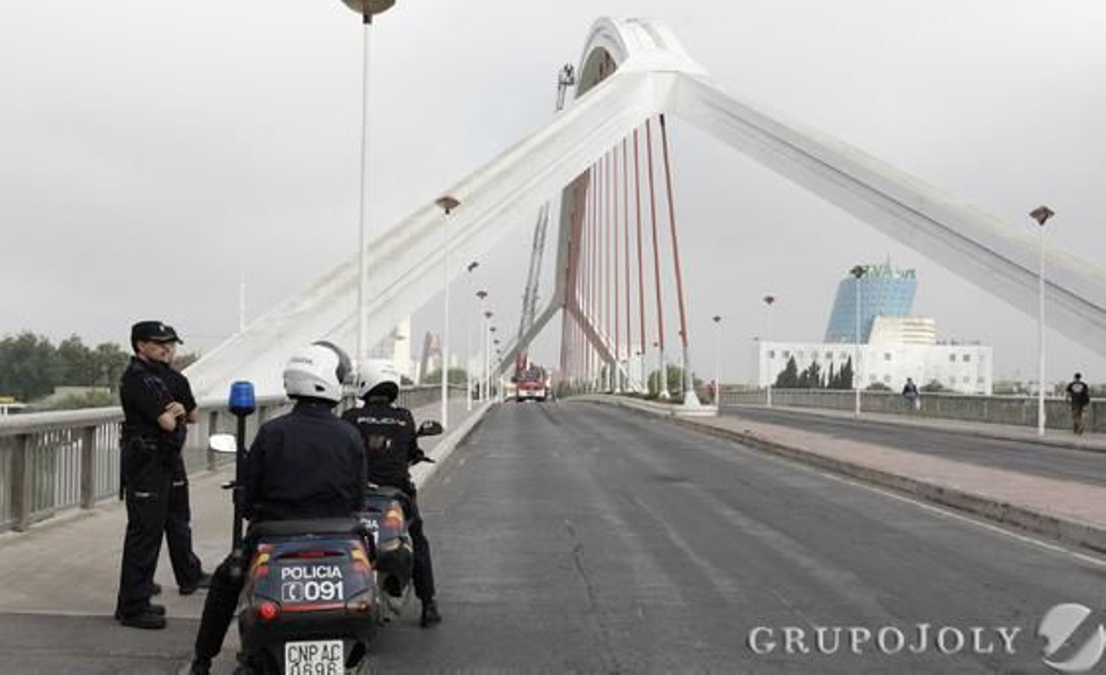 El puente de la Barqueta cortado totalmente al tráfico.

Foto: Antonio Pizarro