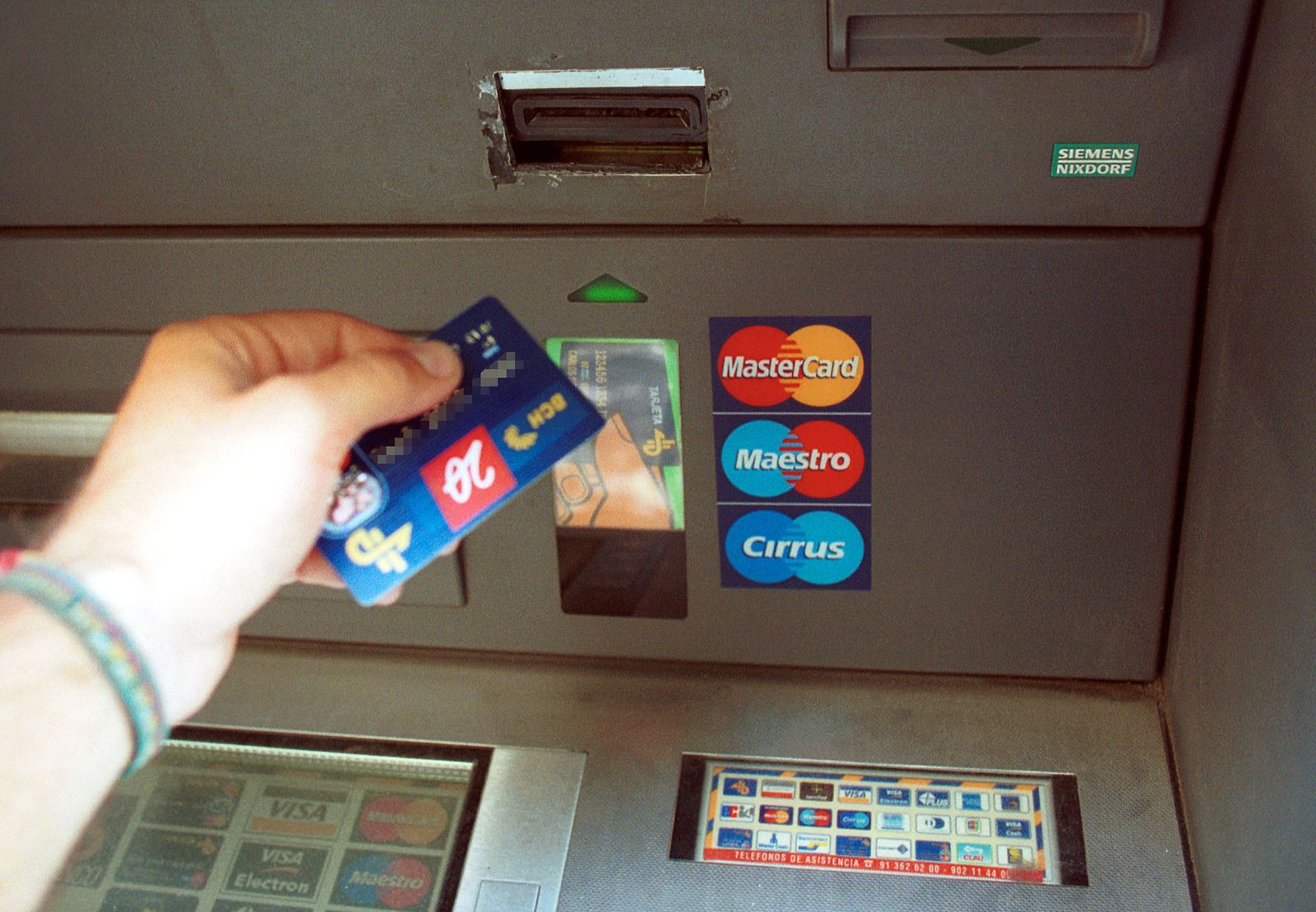 Un usuario en un cajero automático.