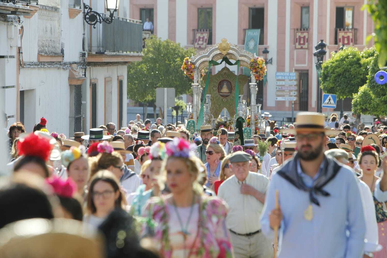 La salida de la Hermandad del Rocío de Pilas, en imágenes