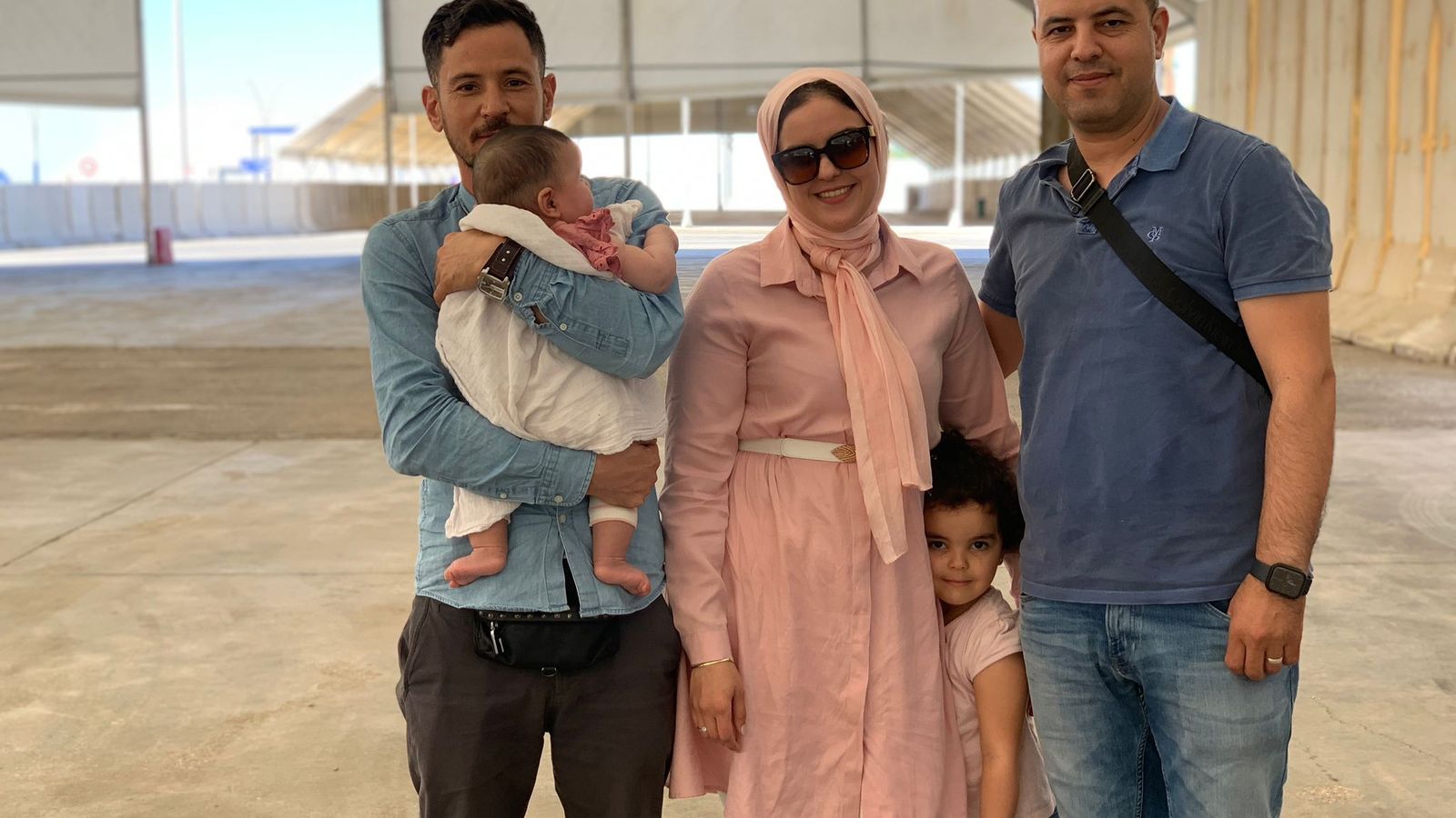 Yassine Alouafi y su familia en el Puerto de Málaga.