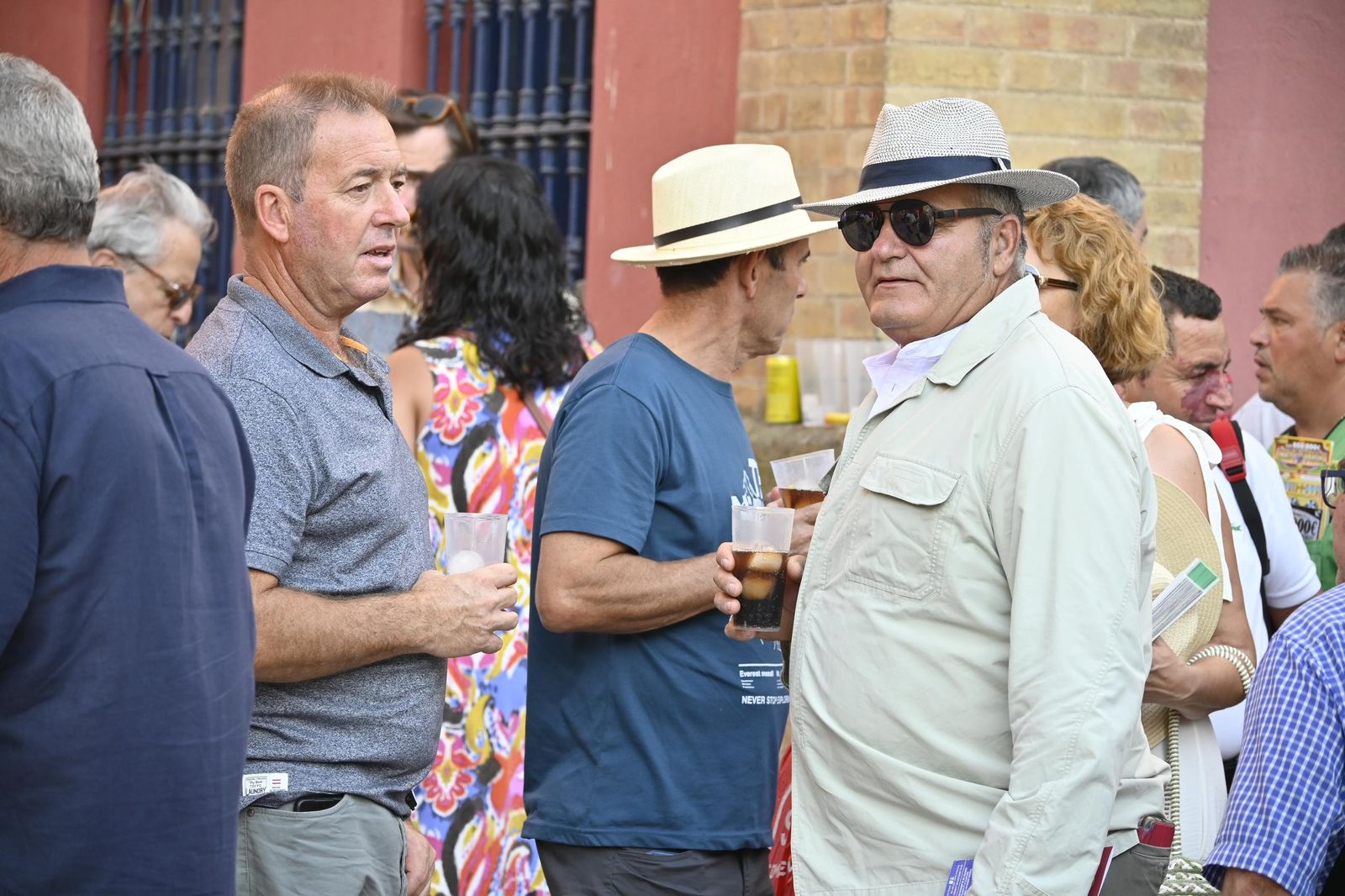 Imágenes de ambiente en el cuarto día de toros en Huelva