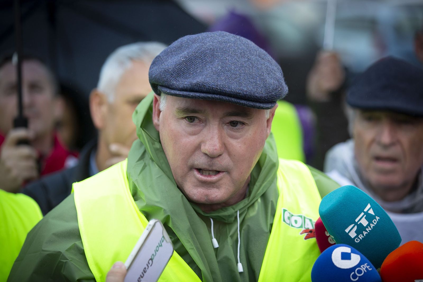 Las mejores imágenes de la tractorada que ha paralizado Granada bajo la lluvia