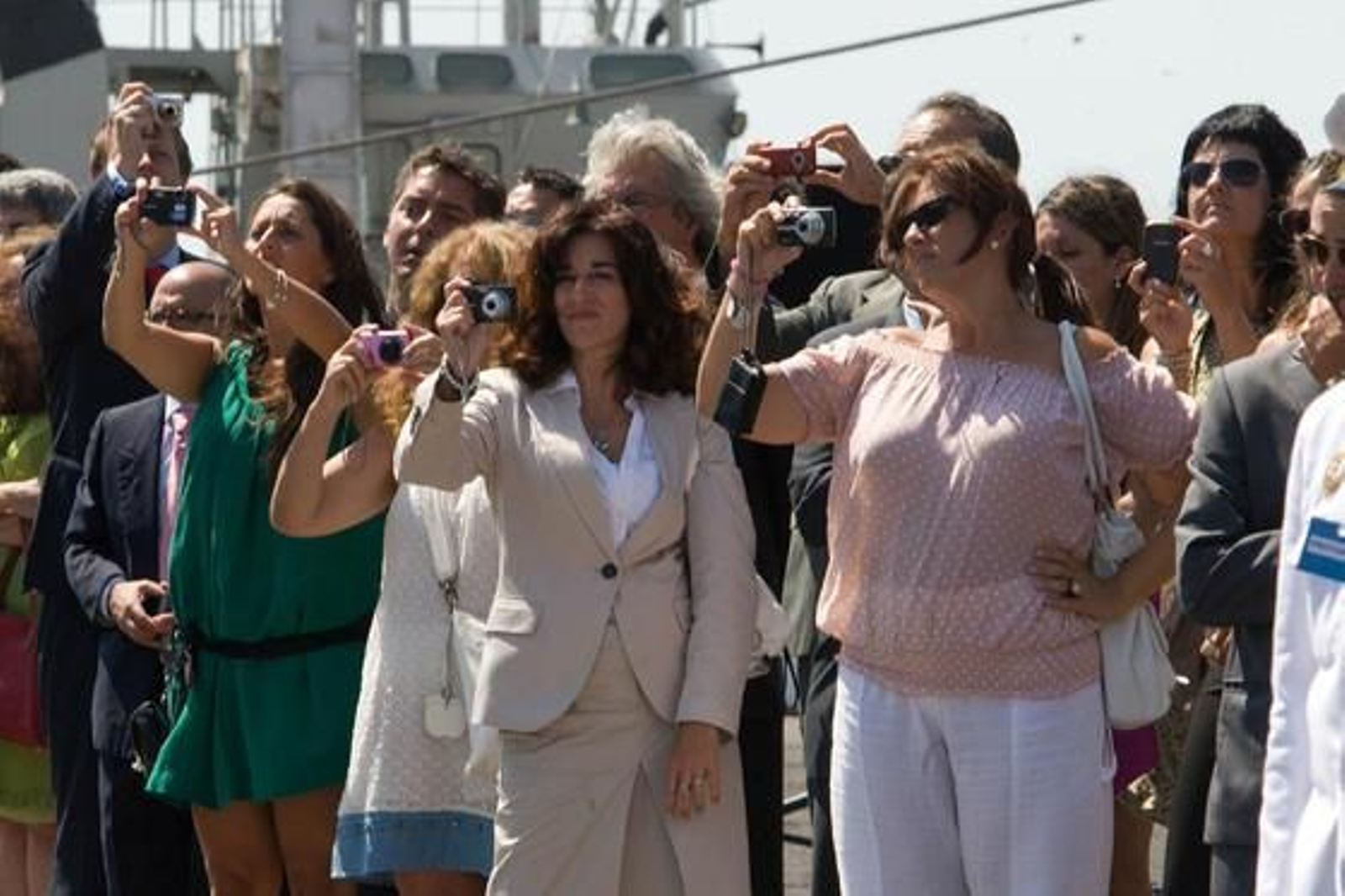 La ministra Chacón inaugura el muelle 4 de la base de Rota y preside la entrega del BAM ´Meteoro´

Foto: Borja Benjumeda