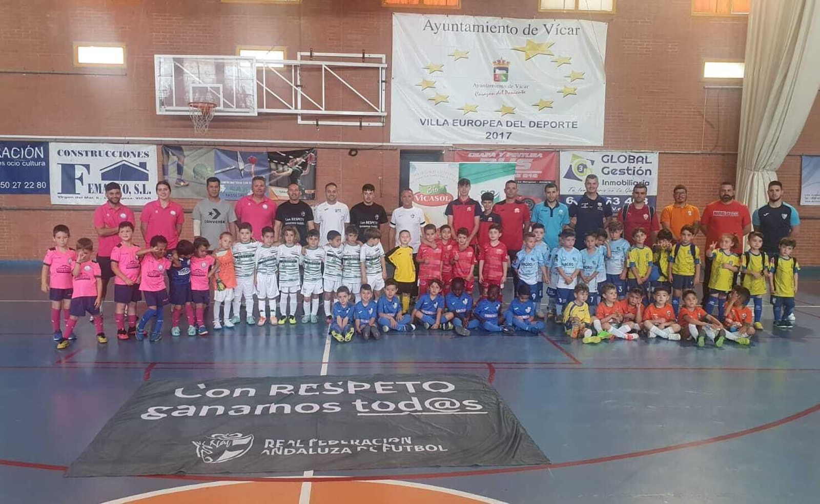 Los jugadores participantes posa a la conclusión de la sexta concentración de la Liga Bebé de Fútbol Sala.