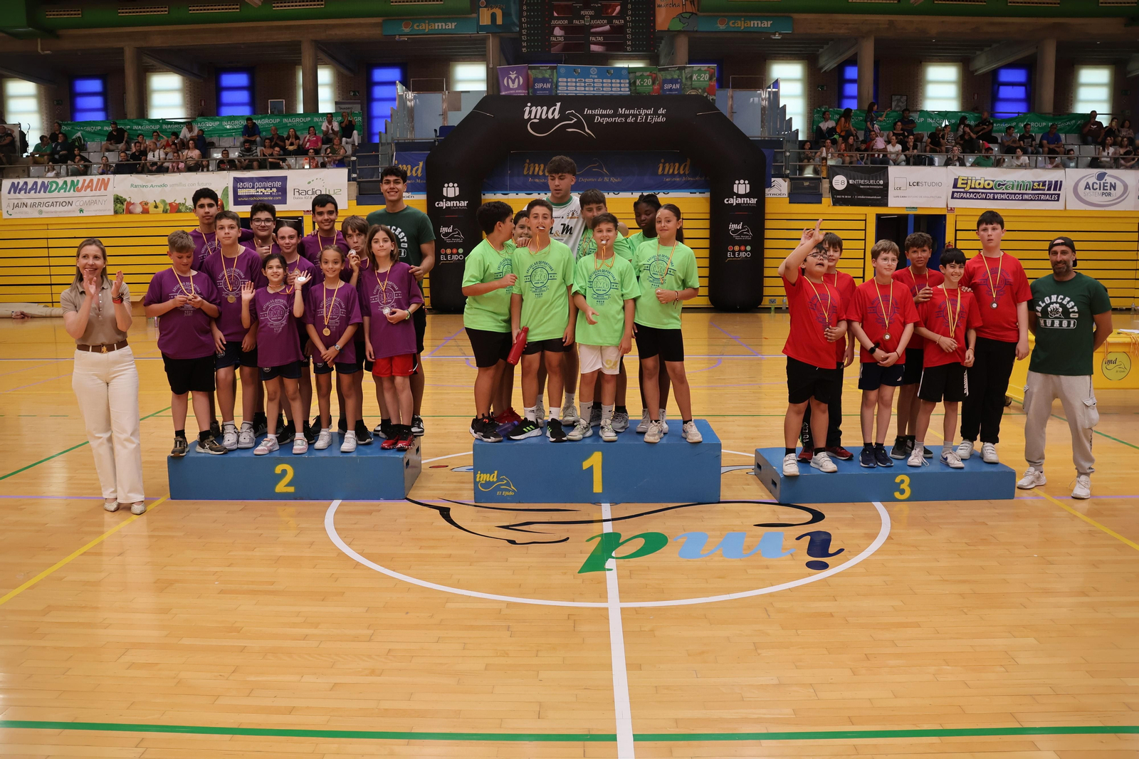 Podio de una de la competiciones en el acto de clausura del curso de las Escuelas Deportivas Municipales. Podio de una de la competiciones en el acto de clausura del curso de las Escuelas Deportivas Municipales.