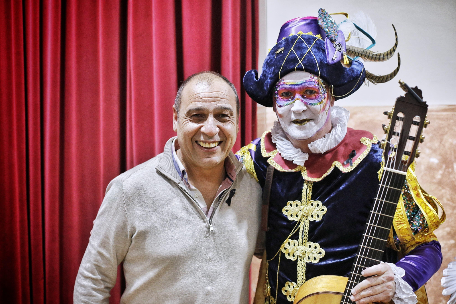 David Márquez Mateos 'Carapapa' con uno de los componentes de 'El joyero'.