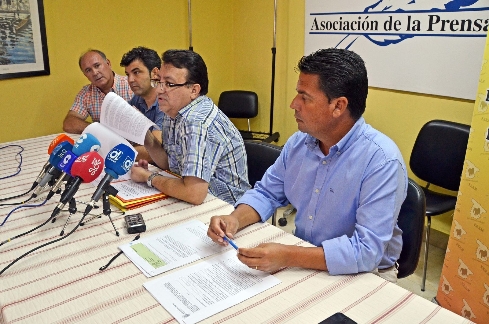 Manuel Bertolet, en primer plano, en la sede de la Asociación de la Prensa.
