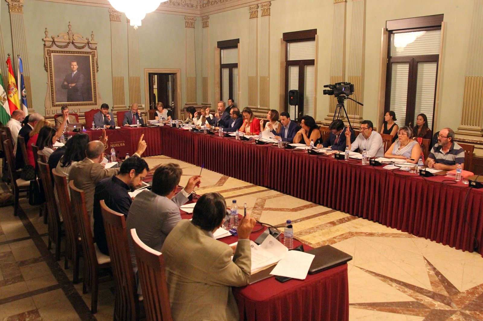 La Corporación Municipal, durante la votación de una de las propuestas llevadas al Pleno en el día de ayer.