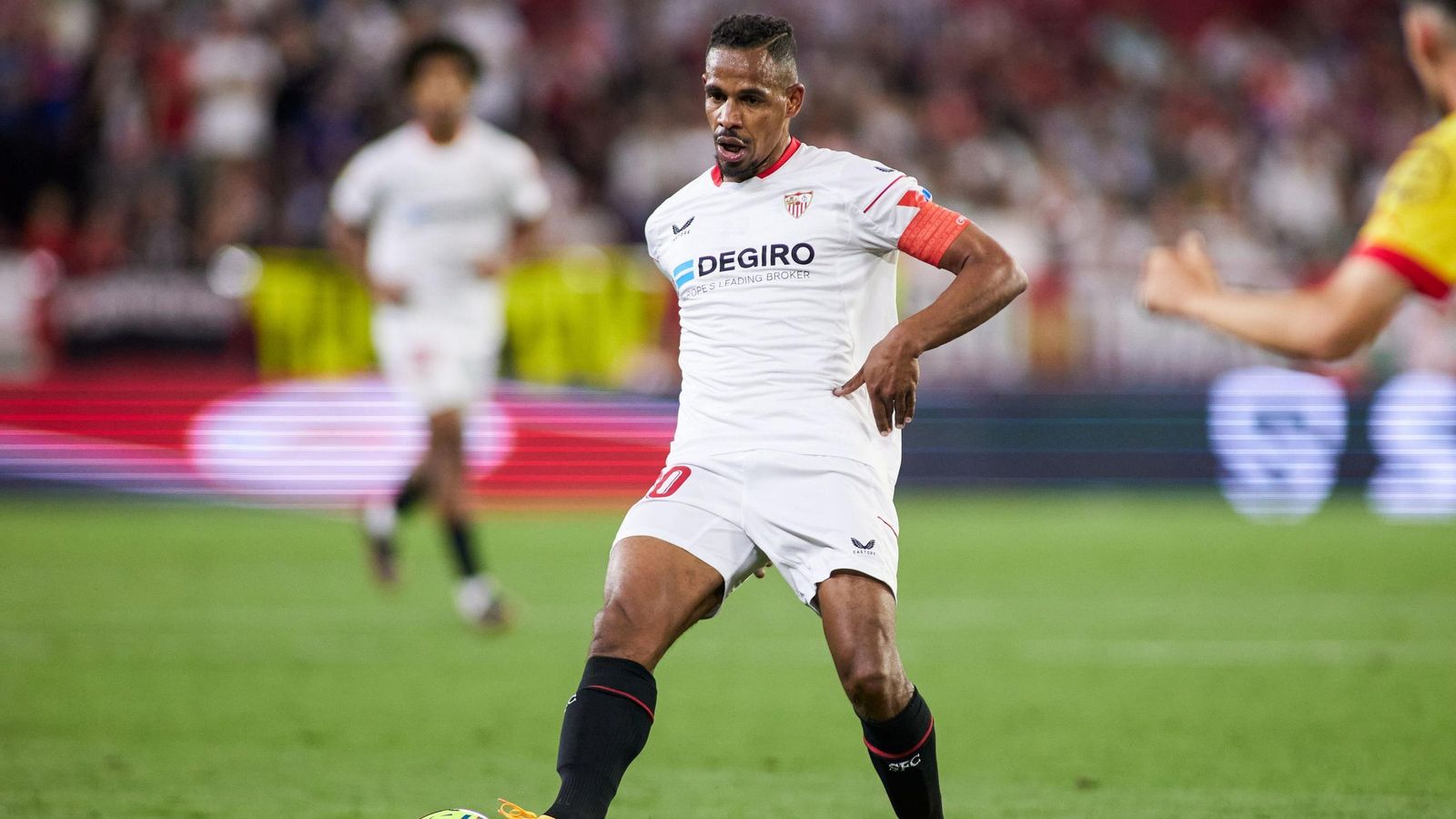 Fernando Reges con el brazalete de capitán del Sevilla.