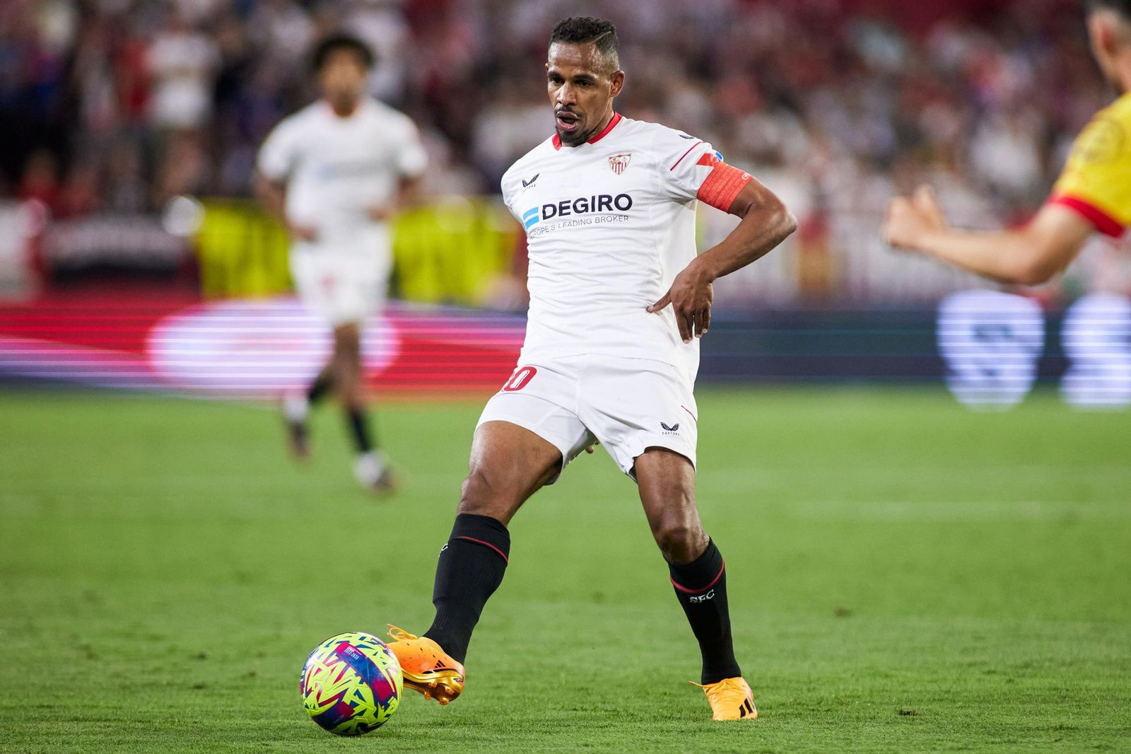 Fernando Reges con el brazalete de capitán del Sevilla.