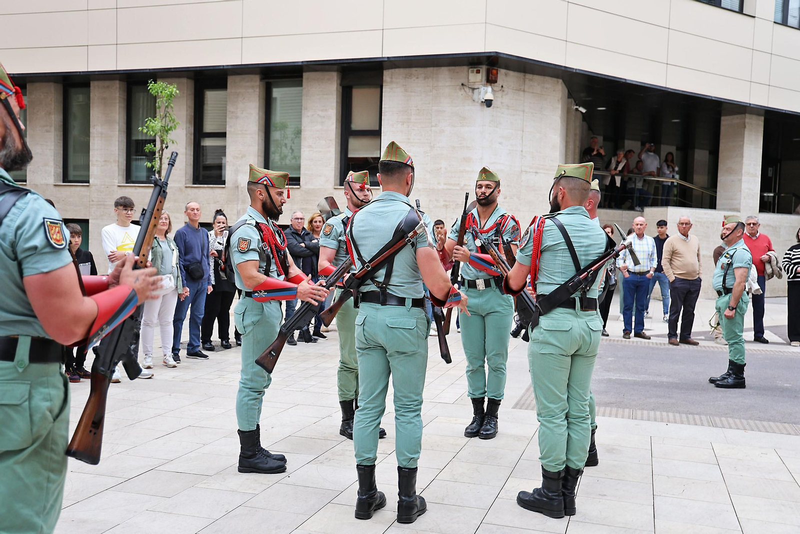 Las mejores imágenes del Sábado de Pasión en Huelva: La Legión con el Cristo de la Vera+Cruz