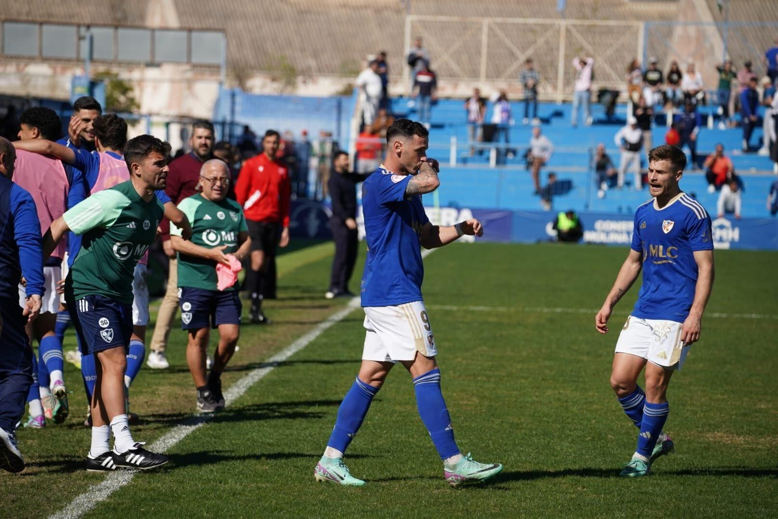Álvaro Vázquez celebra el segundo gol del Linares Deportivo.