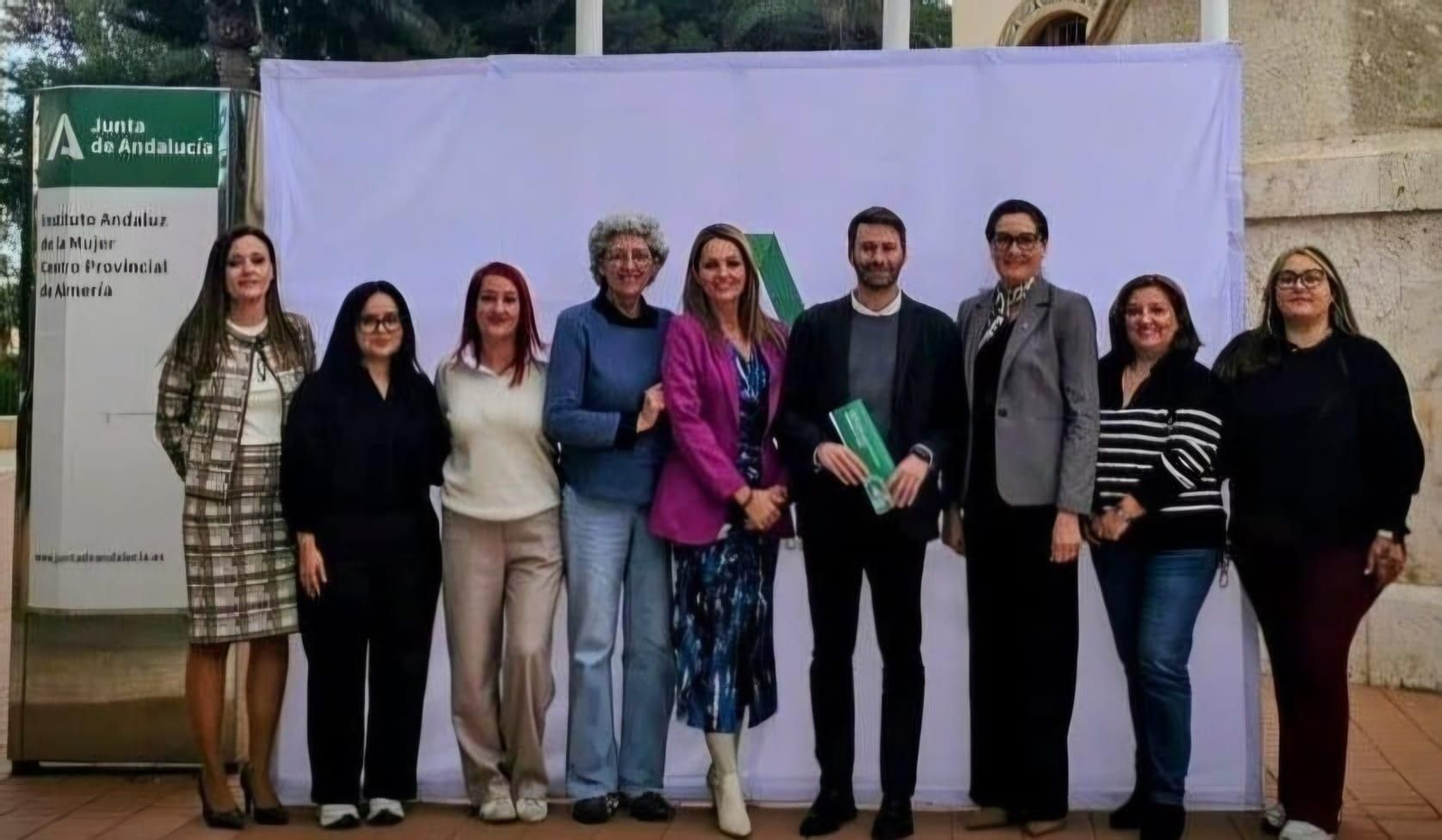 El delegado de Igualdad y la coordinadora del IAM informan sobre la medida del Gobierno de la Junta de Andalucía