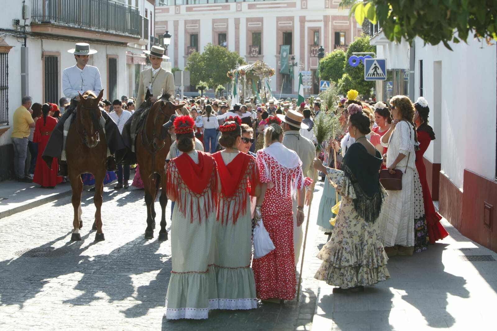 La salida de la Hermandad del Rocío de Pilas, en imágenes
