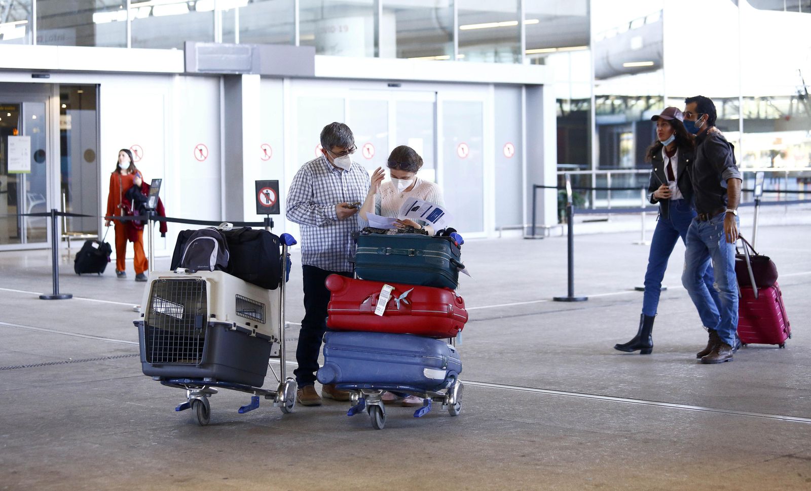 Viajeros a su llegada al aeropuerto de Málaga.