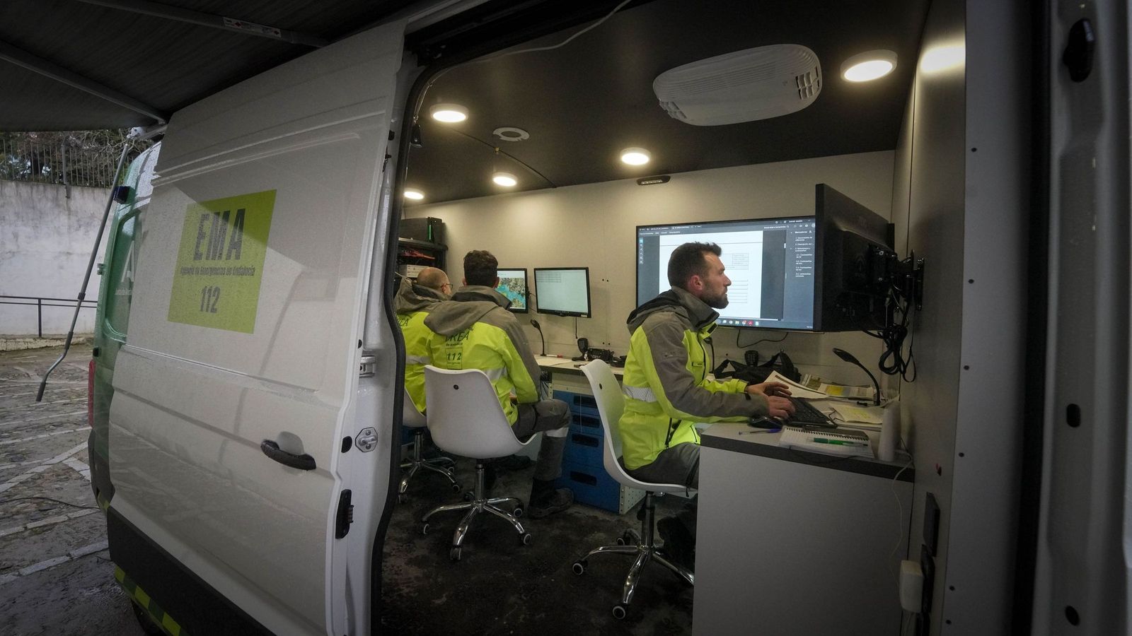 Profesionales del Grupo de Emergencias de Andalucía (GREA), esta mañana en el Puesto de Mando Avanzado en Jerez.