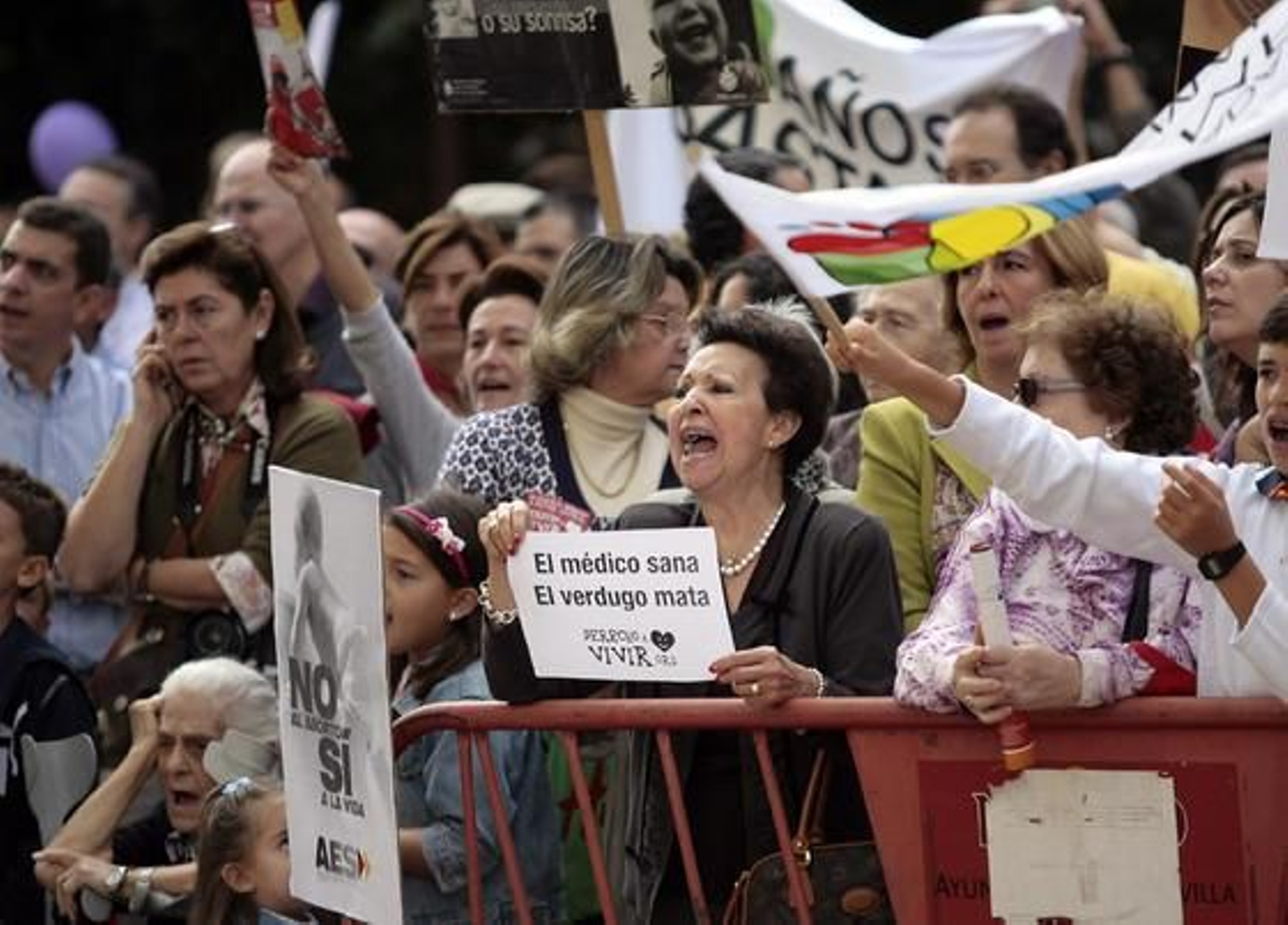 Miles de personas se reúnen para protestar contra el aborto frente al congreso de profesionales del aborto. / Juan Carlos Muñoz
