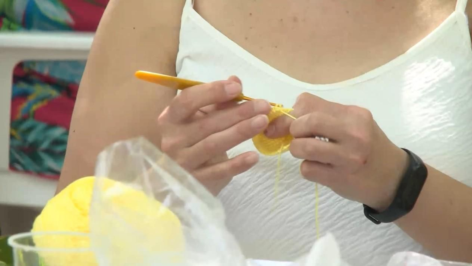 Una persona tejiendo ganchillo