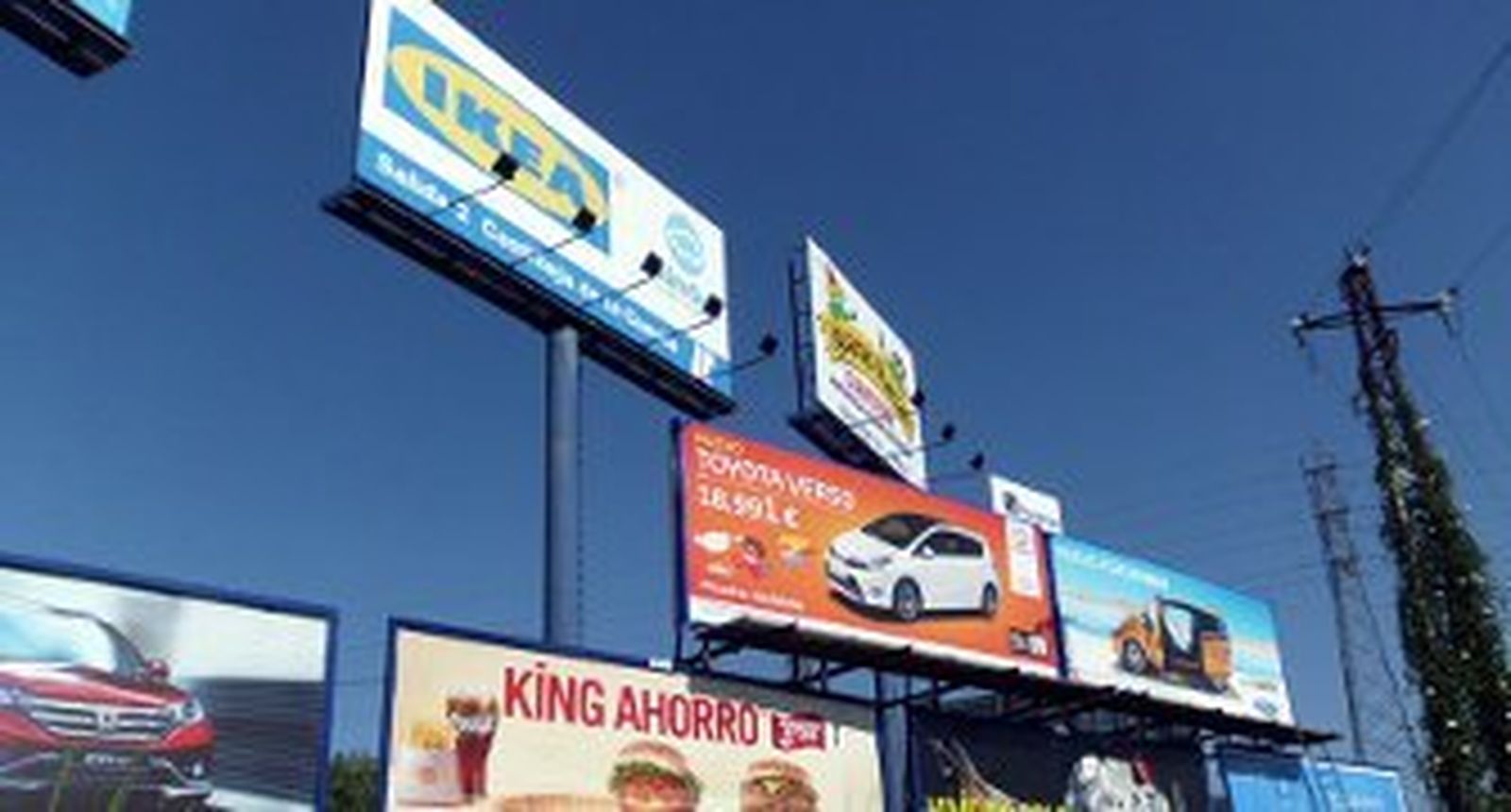 Vallas publicitarias en Camas. / D.S.