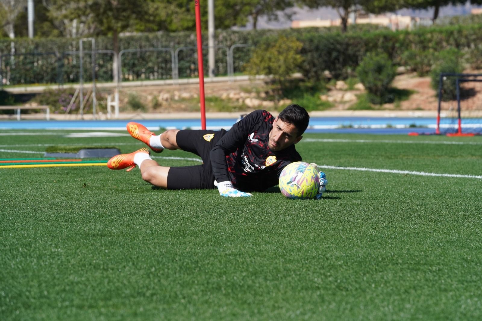 Mariño ataja un balón en un entrenamiento en el anexo