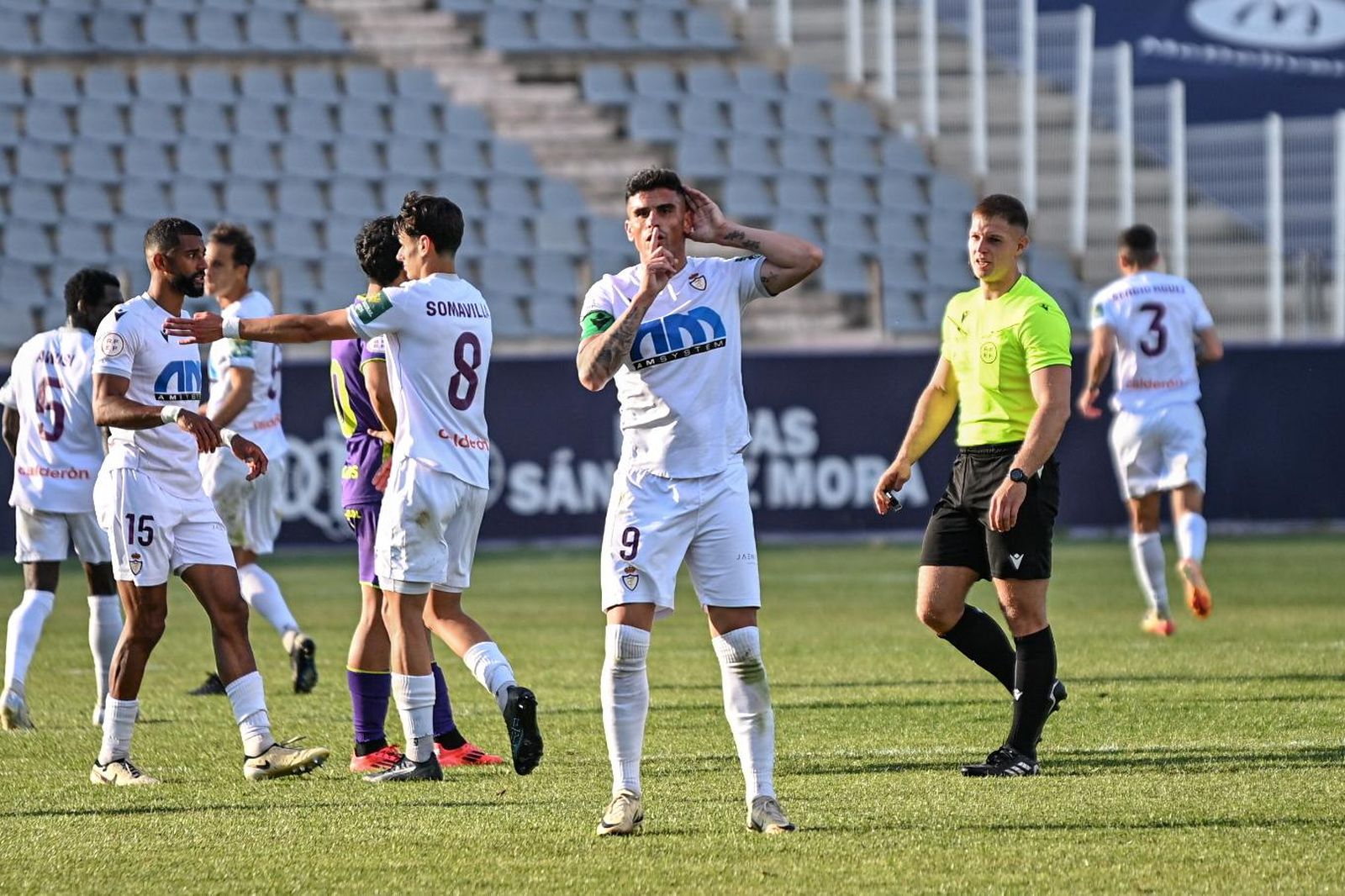 Fernando hace un gesto hacia la grada tras su gol al Atlético Malagueño.